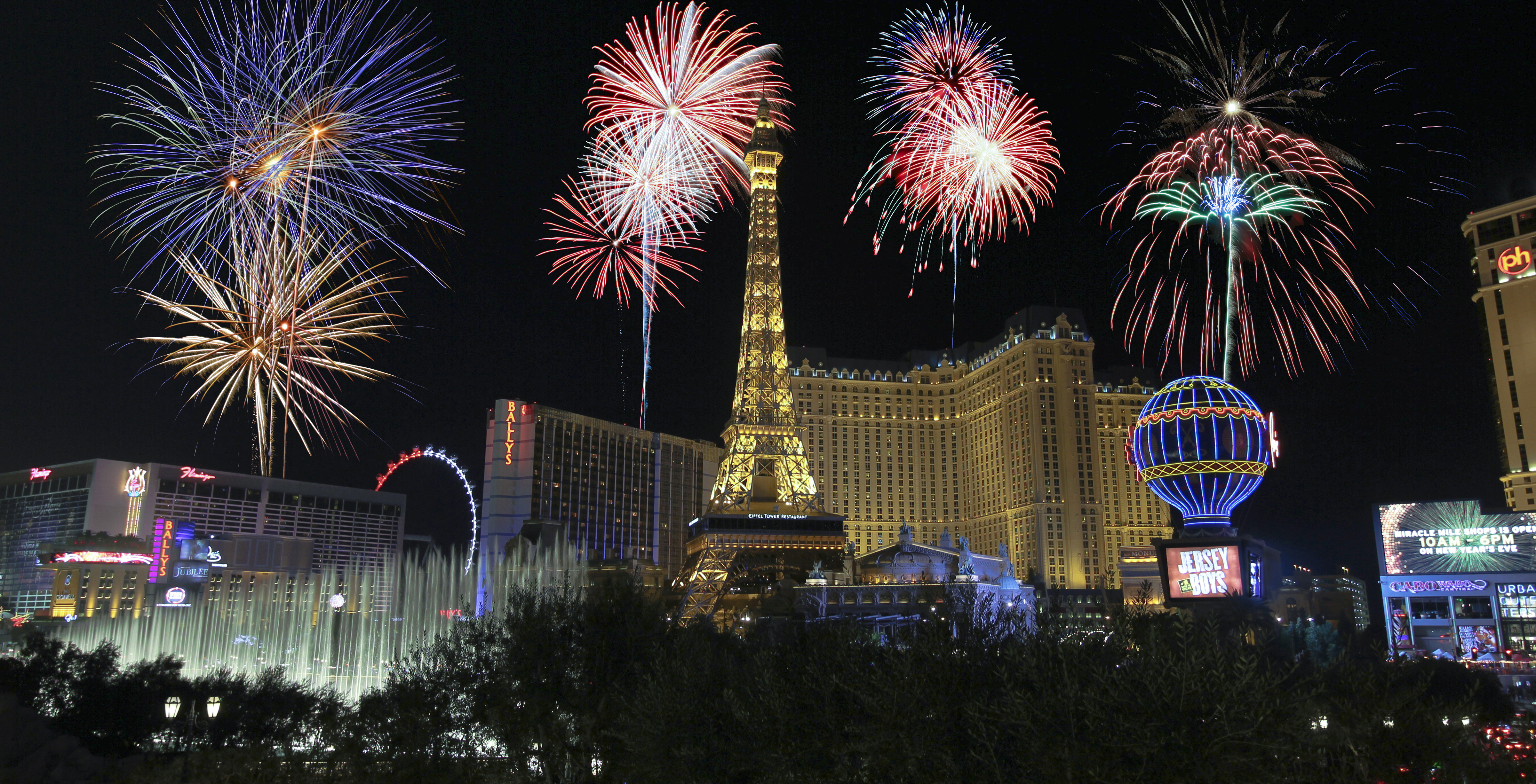Book a Cirrus Aviation Private Plane Charter to Las Vegas for New Year’s Eve